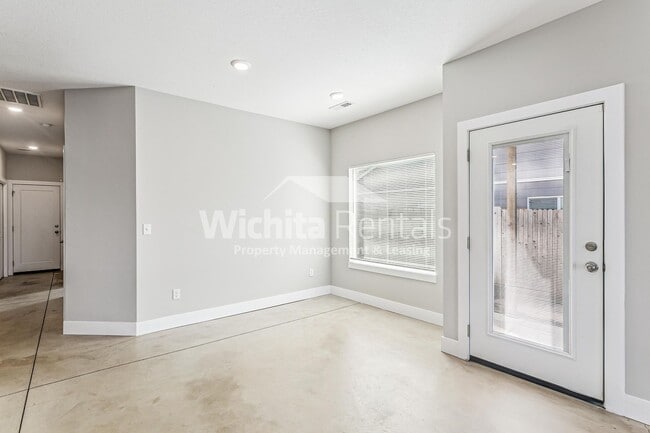 Building Photo - Newer 3 bedroom 2 bath duplex - ***$500 off the first month's rent***