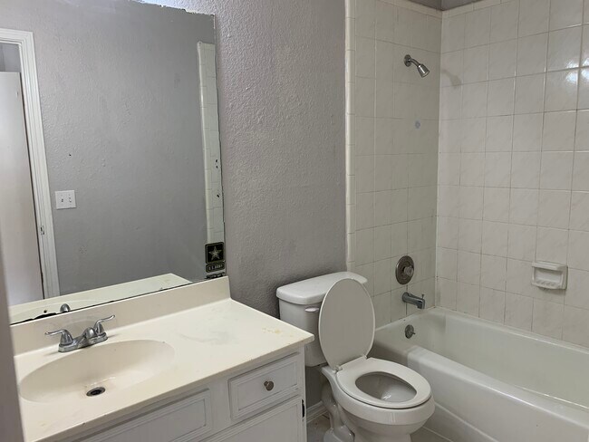 Master Restroom - 2916 N 32nd St