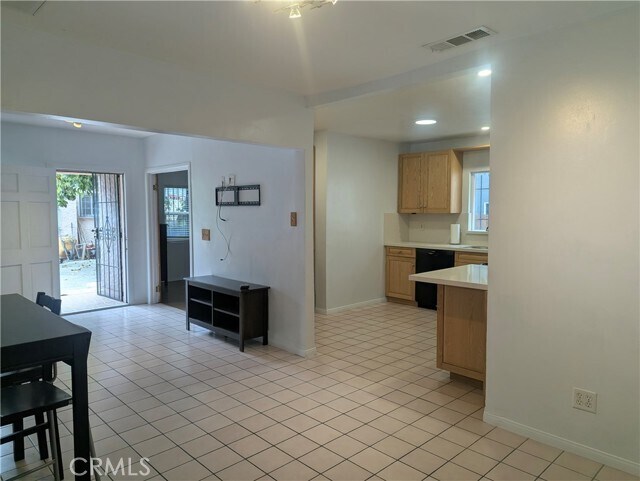 Building Photo - 1447 W 37th Pl