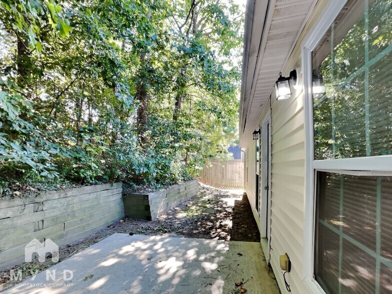 Building Photo - 113 Meadow Ct