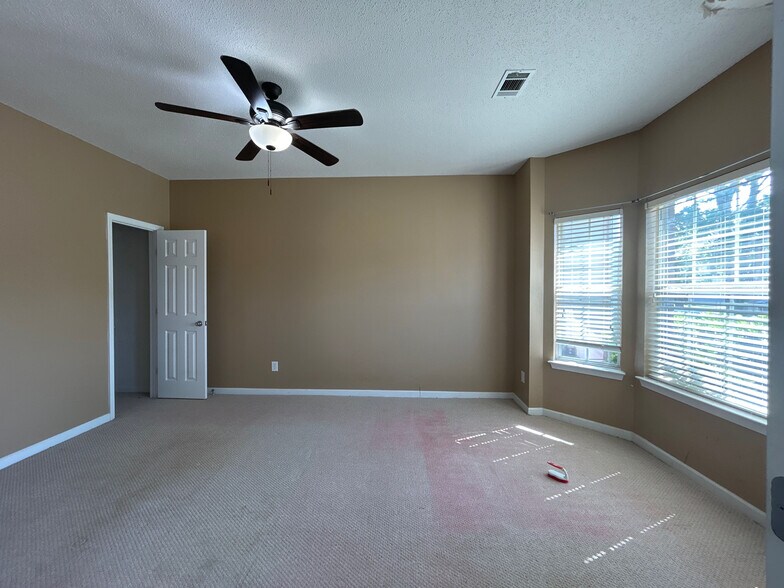 Building Photo - Room in House on Cabana Way