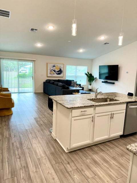 Building Photo - Beautiful open floorplan, split bedrooms, granite counter tops, inside laundry, built 2021. Vault...