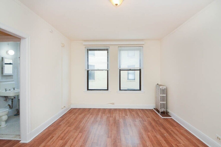 Building Photo - 3335 W Diversey Ave