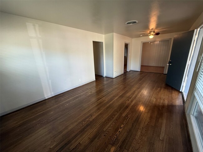 Building Photo - 1857 Huge Oaks St