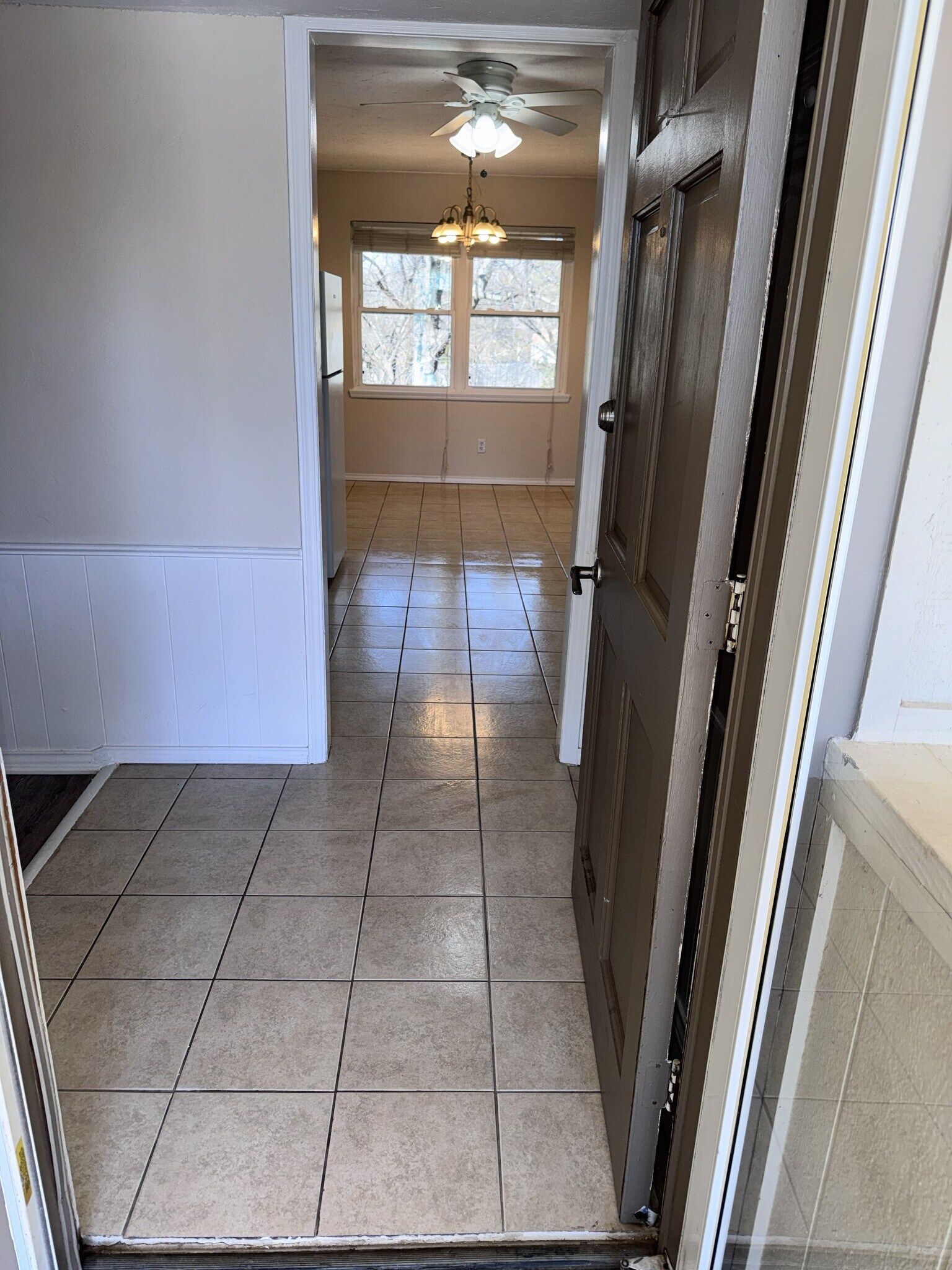 Entry - 1713 E Lindsey St