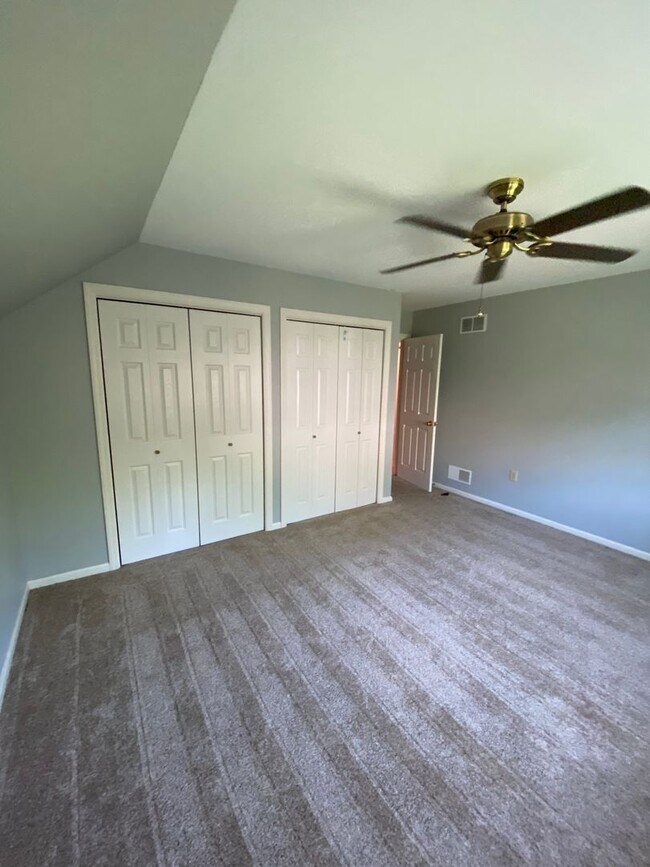 Building Photo - Beautiful 3 BR End Unit Townhouse in Summit Hills!