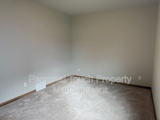 Building Photo - 7352 Eagle Point Dr S