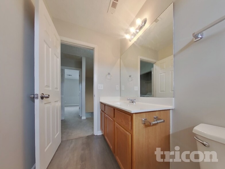 Building Photo - 220 Oak Grove Way