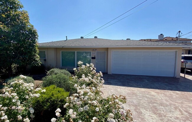 Primary Photo - 15707-15707 1/2 Larch Ave.