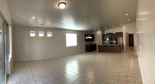 Building Photo - Beautiful like new home, 3 bedroom and 3 b...