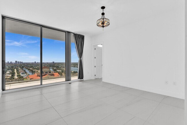 Building Photo - Stunning High-Rise Condo with Ocean Views | Prime Beach Location