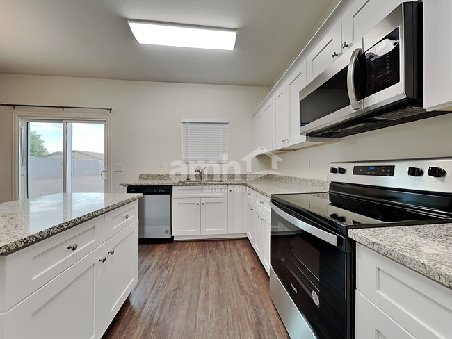 Building Photo - 1212 E Desert Rose Trail