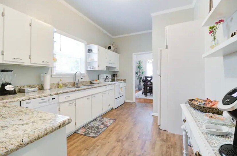 Building Photo - 311 E Strong St