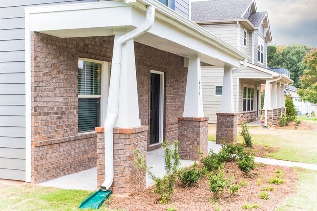 Building Photo - "Charming 3-Bedroom Retreat with 2.5 Baths in the Heart of Belmont!"