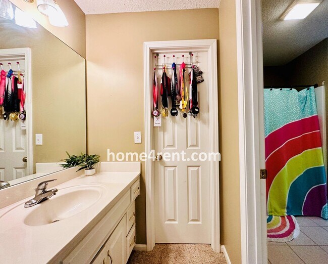 Building Photo - Beautiful Four Bedroom Home in a Quiet Nei...