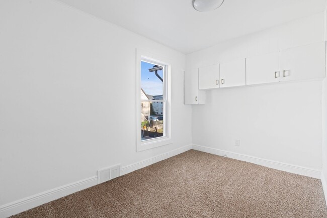 Building Photo - SCORE 50% OFF 1ST MONTH'S RENT IF SIGNED BY DEC 5! Beautiful 3 bedroom home in Beaver Falls avail...