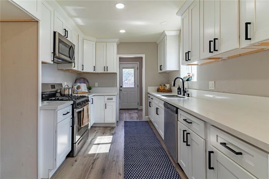 Building Photo - 1649 Crestview Ave