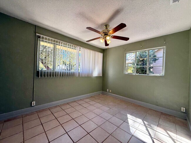 Building Photo - Artist's Reteat in Cherrywood!