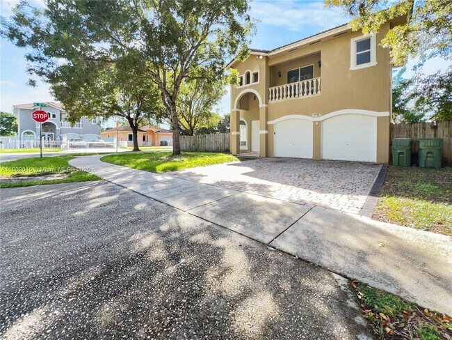 Building Photo - 1736 NE 9th Dr