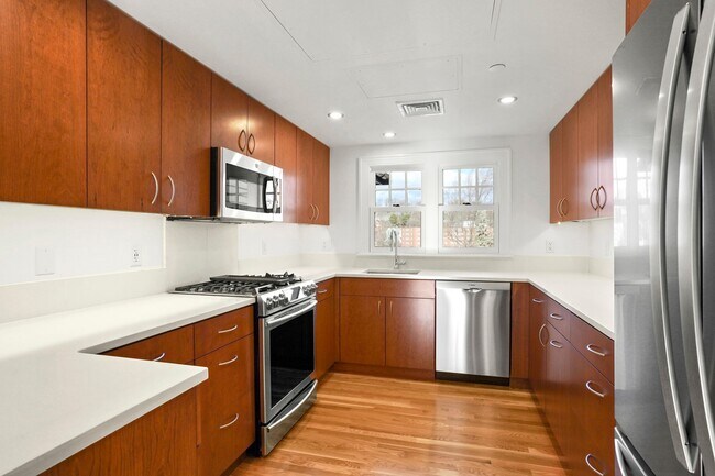 Building Photo - 165 Winthrop Rd