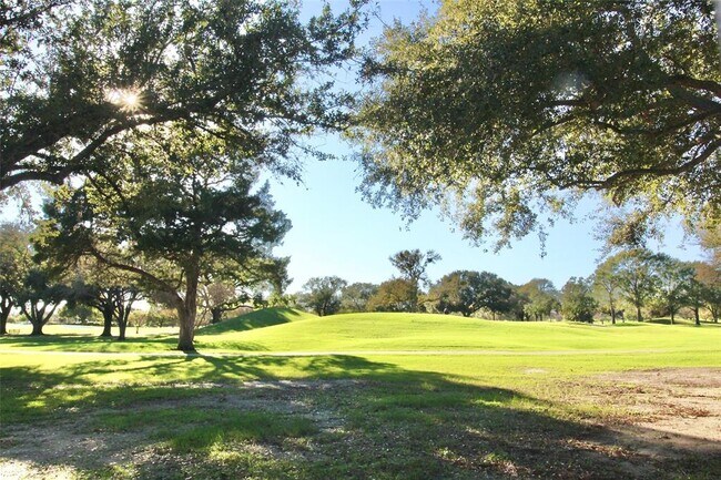 Building Photo - 2 River Creek Way