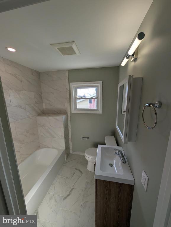 Building Photo - 30 W Roland Rd