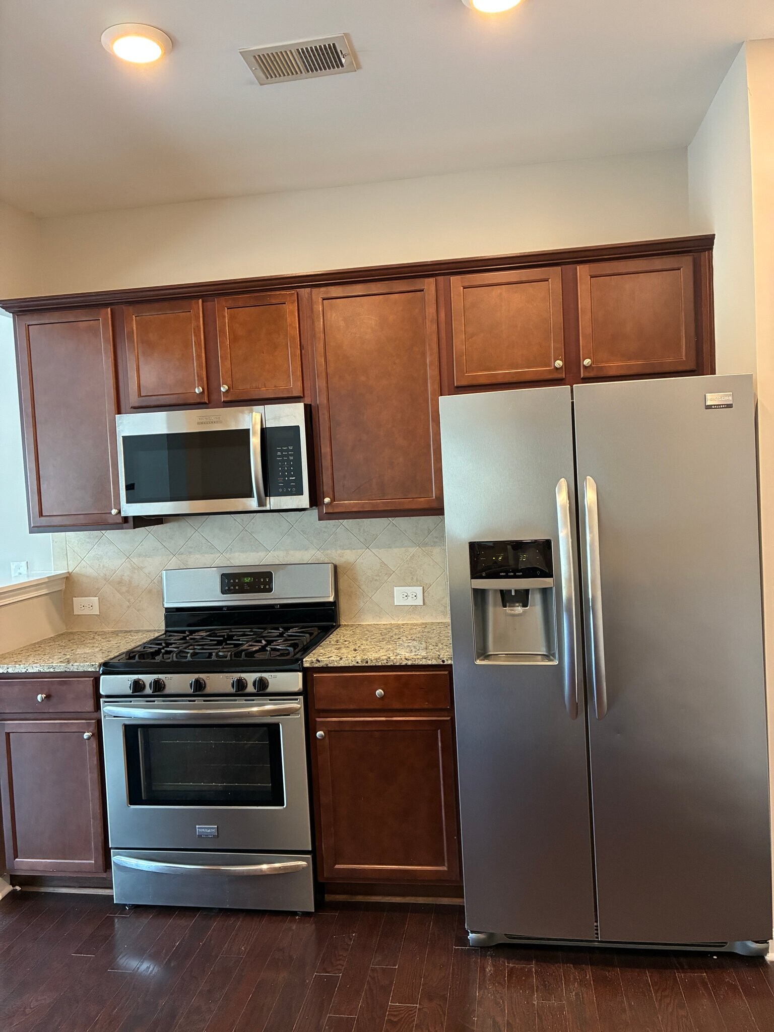 Building Photo - 1335 Hampton Oaks Dr