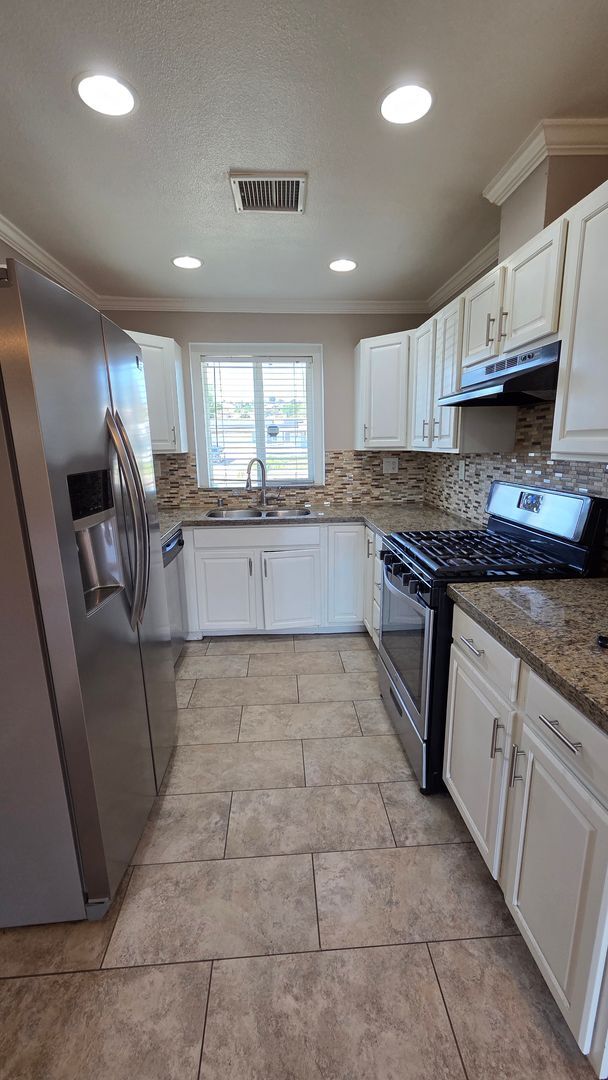 Building Photo - Spacious 3 bed 1 bath with a large backyard!