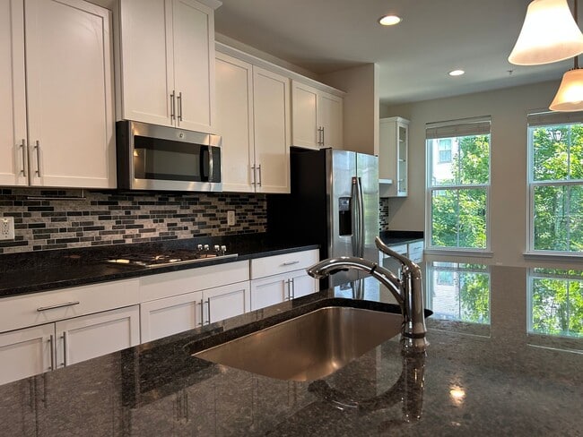 Building Photo - 4 level townhome in Westmoore ready for mo...