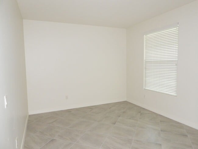 Building Photo - 4 Bedroom 2.5 Bathroom