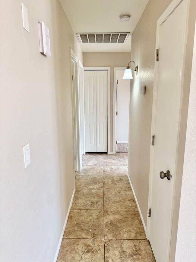 Building Photo - Fantastic 3 Bedroom/2 Bath Single Level Home & NO HOA!  Schedule a Showing Today!