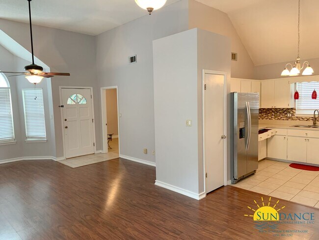 Building Photo - Beautiful Two Bedroom with Converted Garage in FWB!