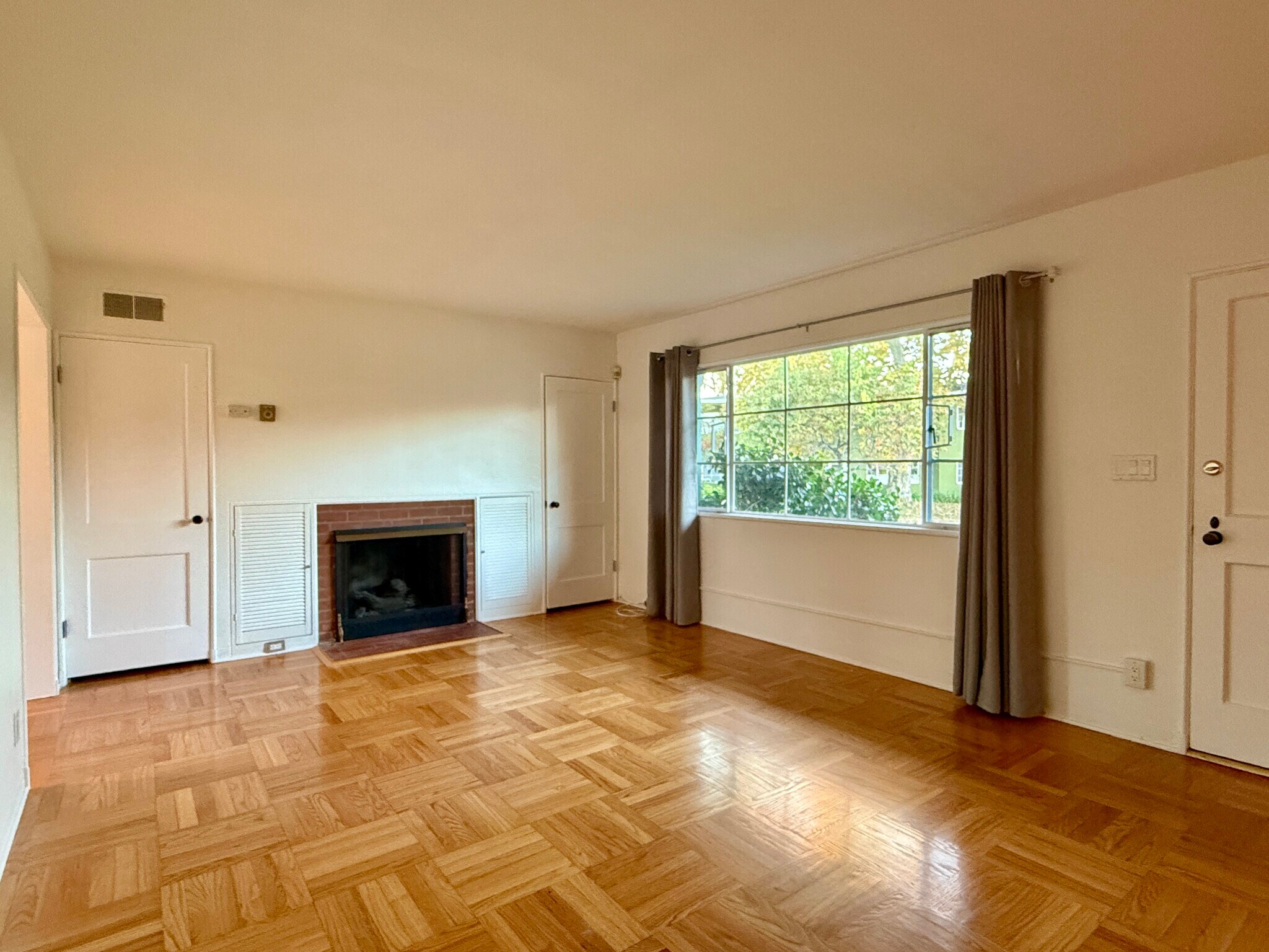 Building Photo - 5560 Village Grn