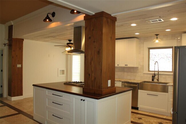Building Photo - 514 Rozelle Ave