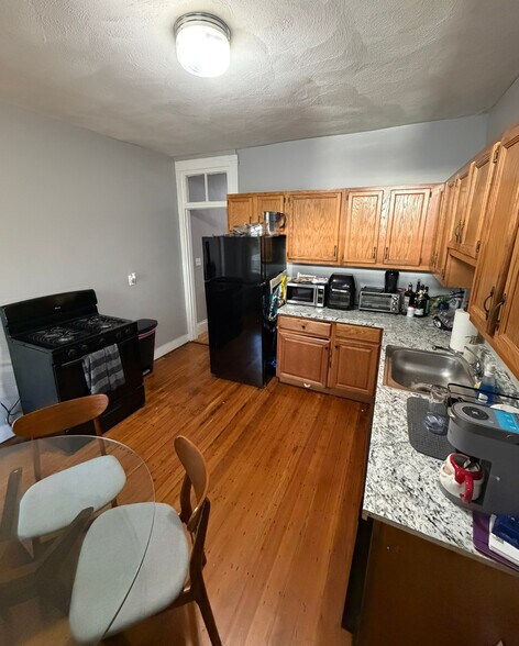 Building Photo - 121 Hillside St