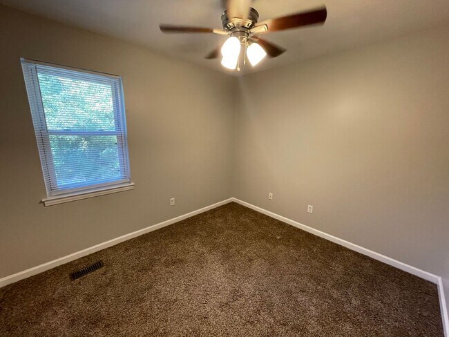 Building Photo - 764 Oak Dr E