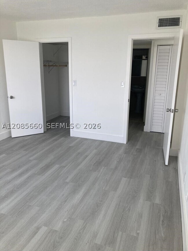 Building Photo - 9125 SW 77th Ave