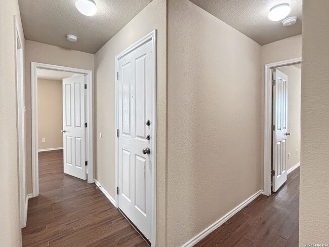 Building Photo - Elegant 3-bedroom, 2-bath single-story home located near FT Sam and Randolph AFB!