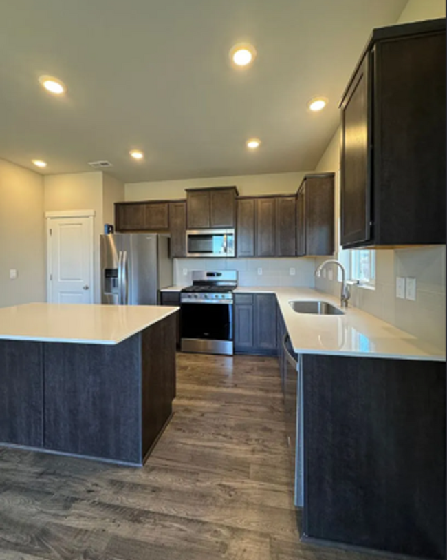 Building Photo - Stylish 4 bed/2.5 bath house