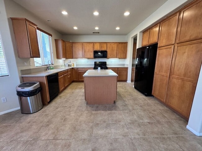 Building Photo - Gorgeous Westside 5 + 3 With Solar - $3800