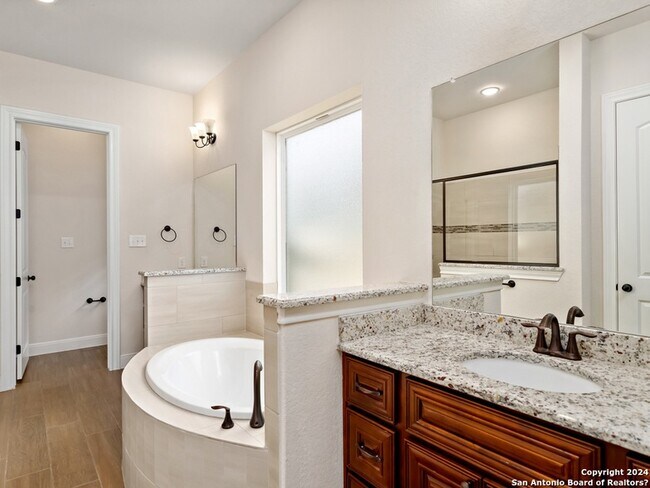 Building Photo - 578 Carriage House