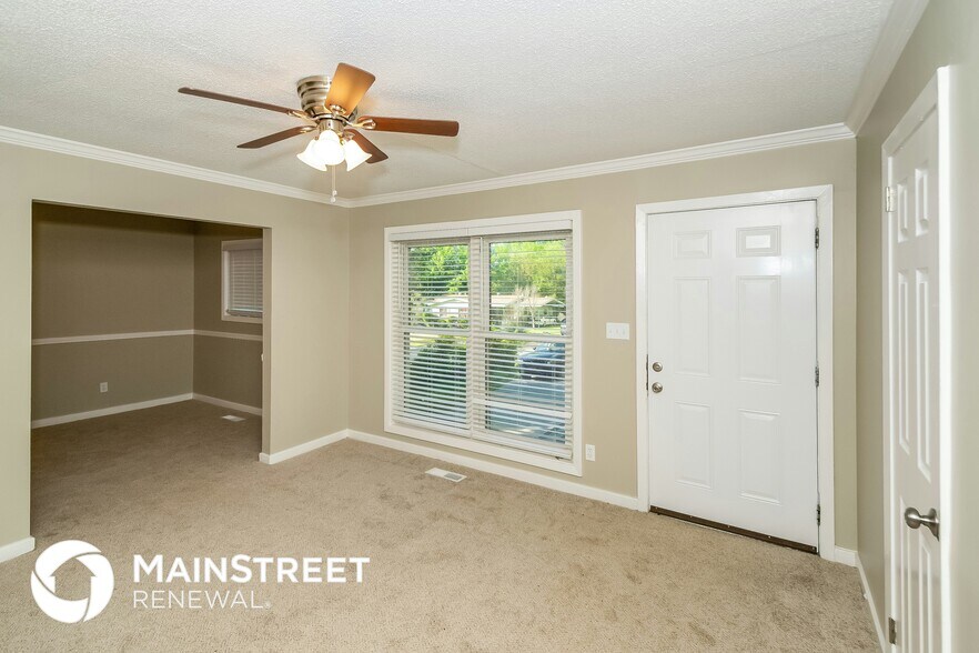 Building Photo - 1309 Lake Ln NE