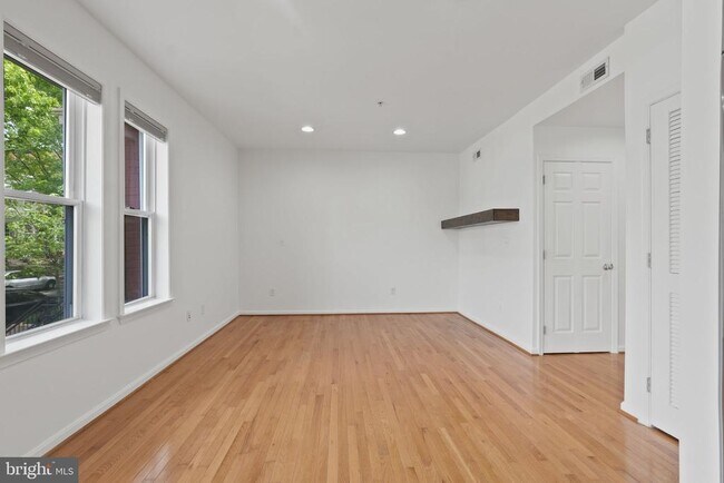 Building Photo - 610 Irving St NW