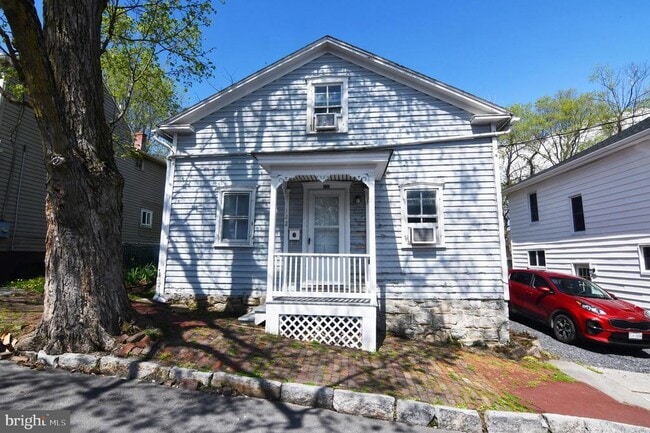 Primary Photo - 122 E Monmouth St