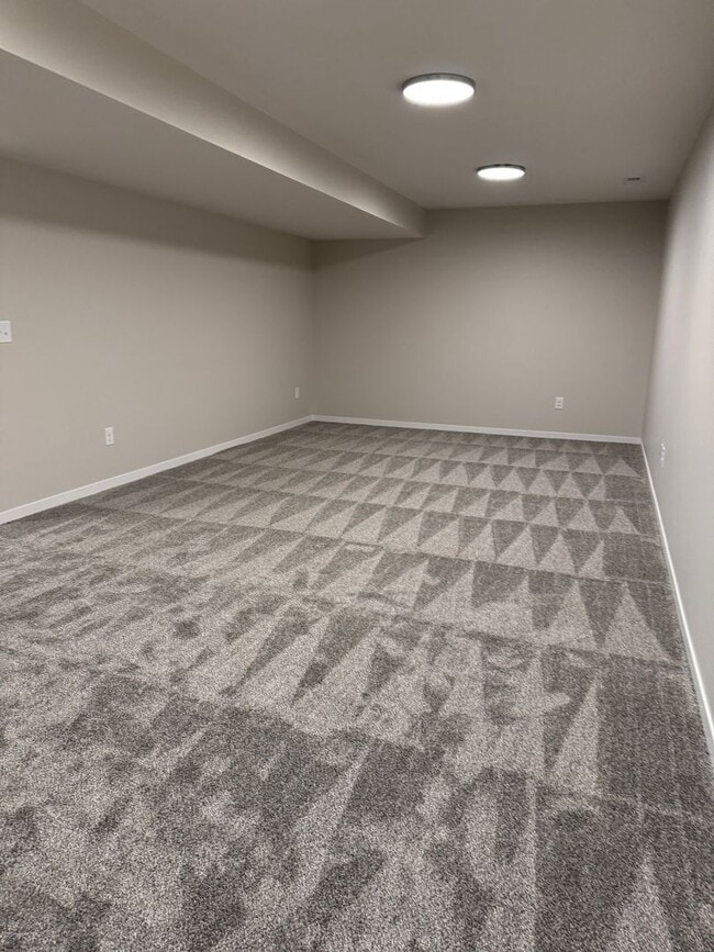 Building Photo - Brand new ranch townhome with 3 stall gara...