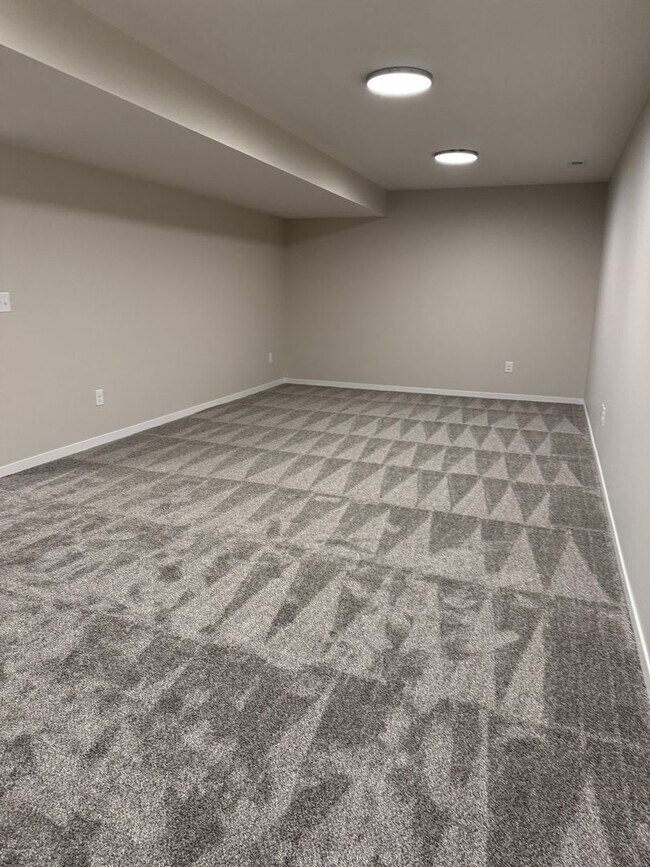 Building Photo - Brand new ranch townhome with 3 stall garage. Spacious 2 bedrooms with walk in closets, 2.5 bathr...