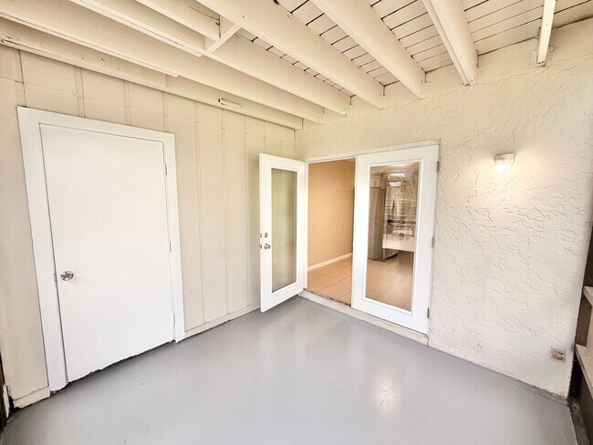 Building Photo - 2281 Sunshine Blvd