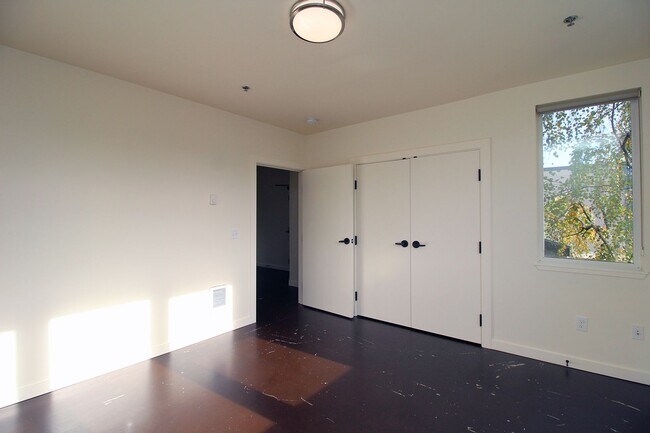 Building Photo - 1460-1460 NE Alberta St