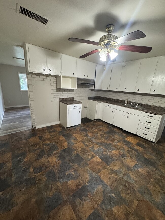 Building Photo - 305 SE Arter Ave