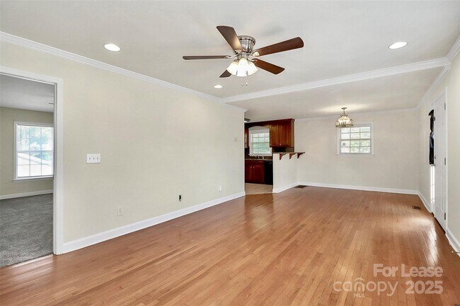 Building Photo - 1005 Rainbow Dr